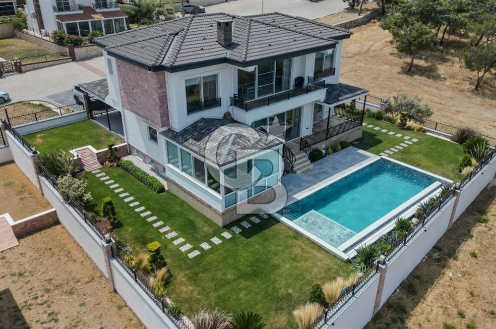 Ayvalık'ın En Prestijli Denize Sıfır Satılık Villası