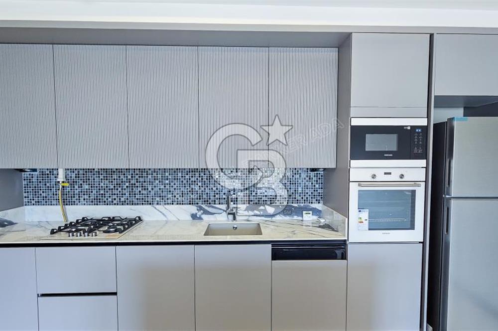 KUŞADASI MERKEZDE K.OTOPARKLI GÜVENLİKLİ HAUZLU YENİ 2+1 DAİRE 