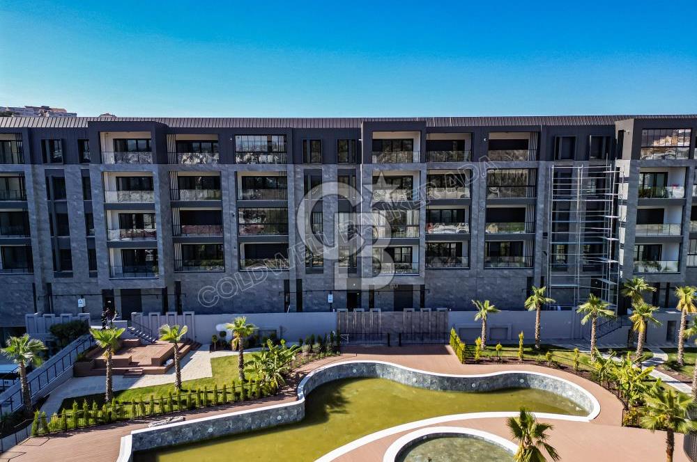 KUŞADASI MERKEZDE K.OTOPARKLI GÜVENLİKLİ HAUZLU YENİ 2+1 DAİRE 