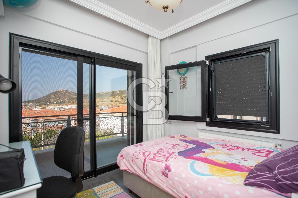 Yenifoça'da Deniz Manzaralı Satılık 3+2 Tripleks Villa