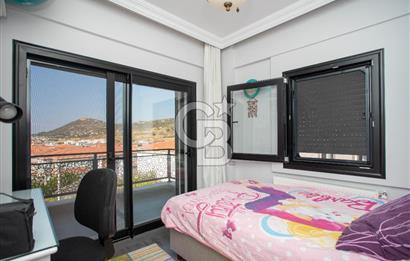 Yenifoça'da Deniz Manzaralı Satılık 3+2 Tripleks Villa