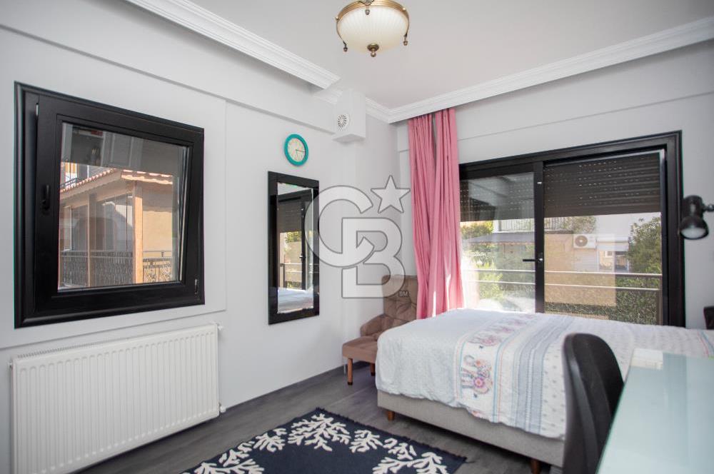 Yenifoça'da Deniz Manzaralı Satılık 3+2 Tripleks Villa