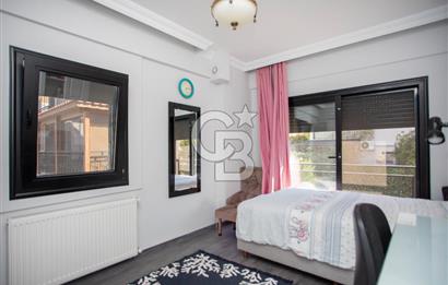 Yenifoça'da Deniz Manzaralı Satılık 3+2 Tripleks Villa