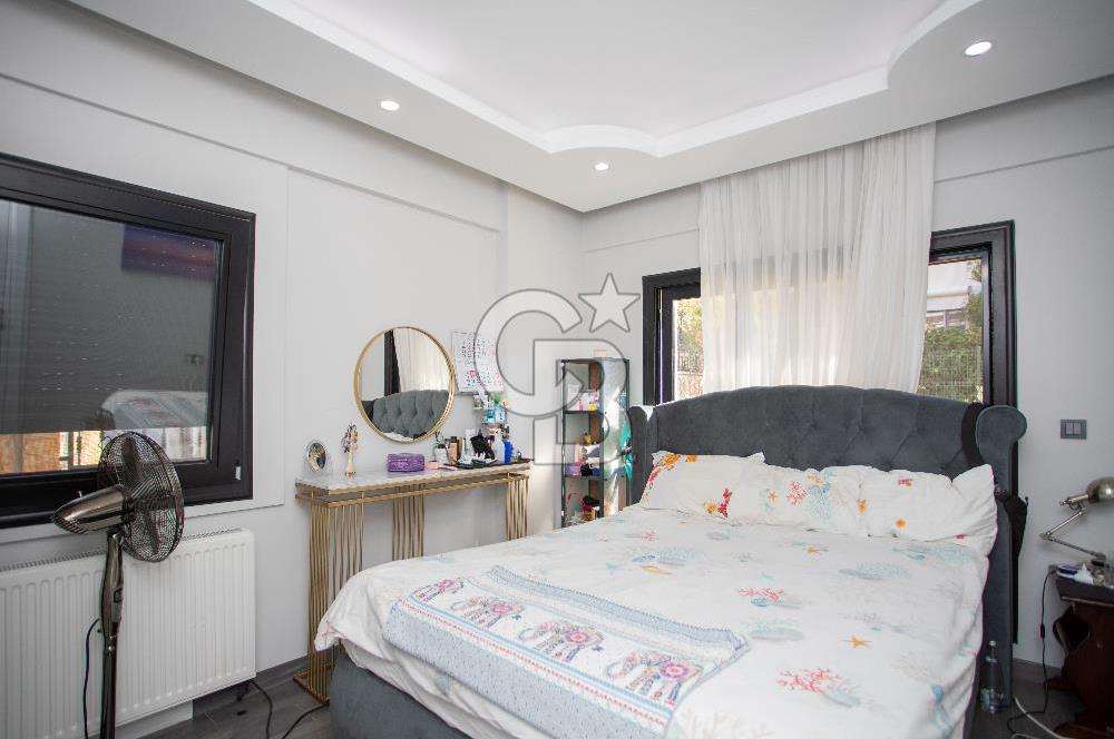 Yenifoça'da Deniz Manzaralı Satılık 3+2 Tripleks Villa