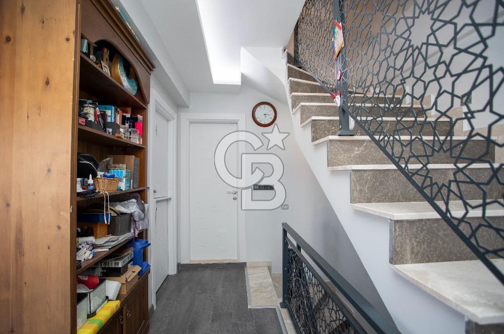 Yenifoça'da Deniz Manzaralı Satılık 3+2 Tripleks Villa