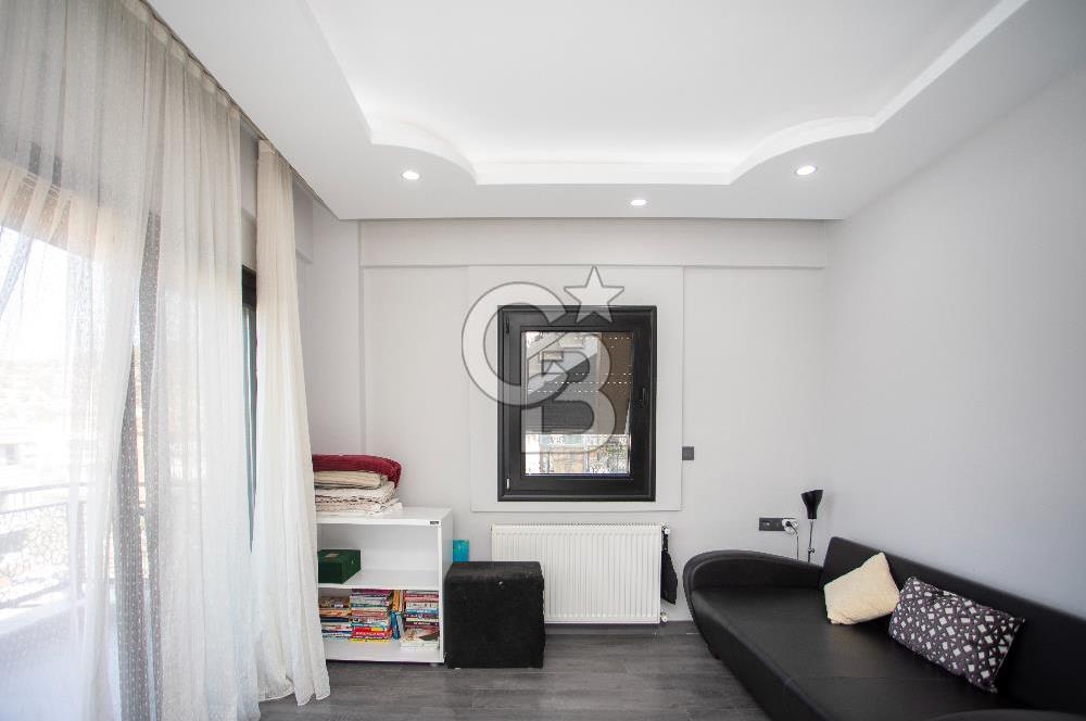 Yenifoça'da Deniz Manzaralı Satılık 3+2 Tripleks Villa