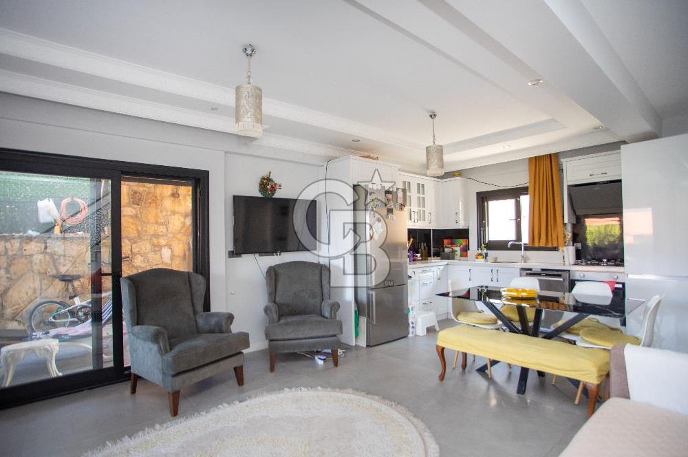 Yenifoça'da Deniz Manzaralı Satılık 3+2 Tripleks Villa