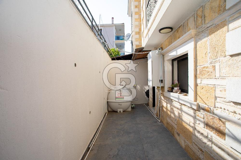 Yenifoça'da Deniz Manzaralı Satılık 3+2 Tripleks Villa