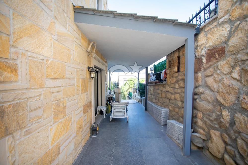 Yenifoça'da Deniz Manzaralı Satılık 3+2 Tripleks Villa