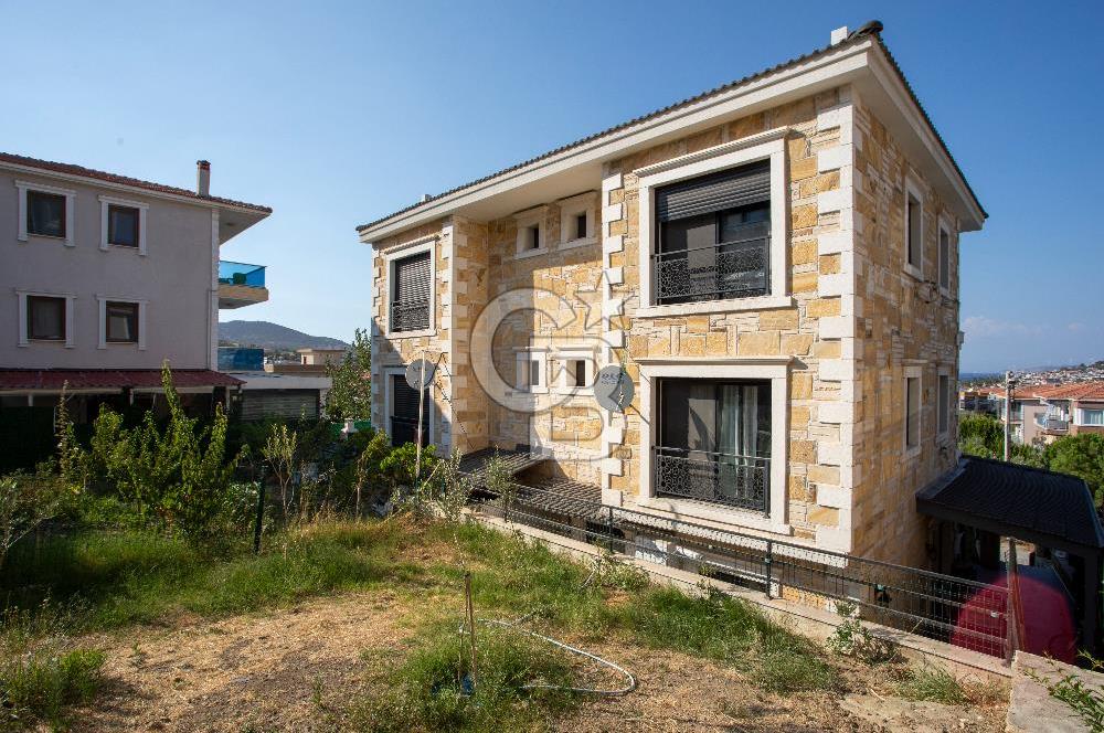 Yenifoça'da Deniz Manzaralı Satılık 3+2 Tripleks Villa