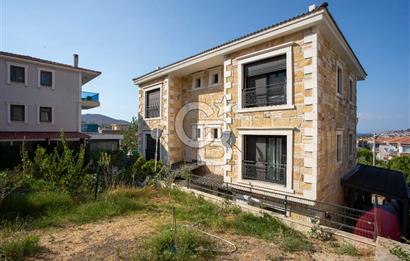 Yenifoça'da Deniz Manzaralı Satılık 3+2 Tripleks Villa