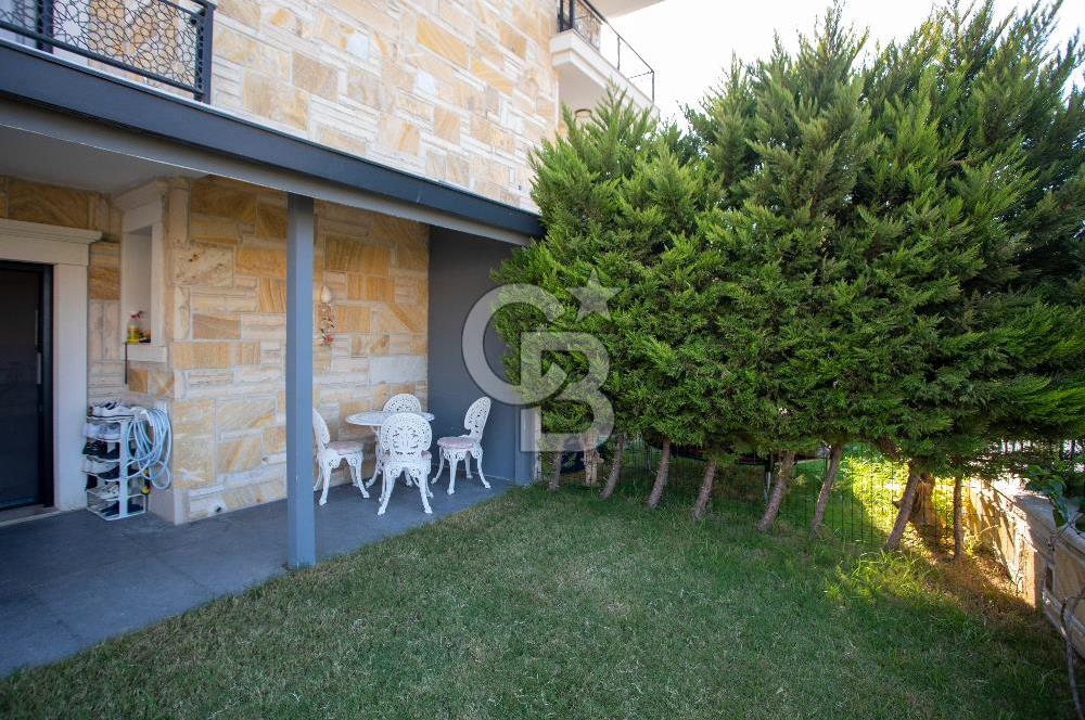 Yenifoça'da Deniz Manzaralı Satılık 3+2 Tripleks Villa