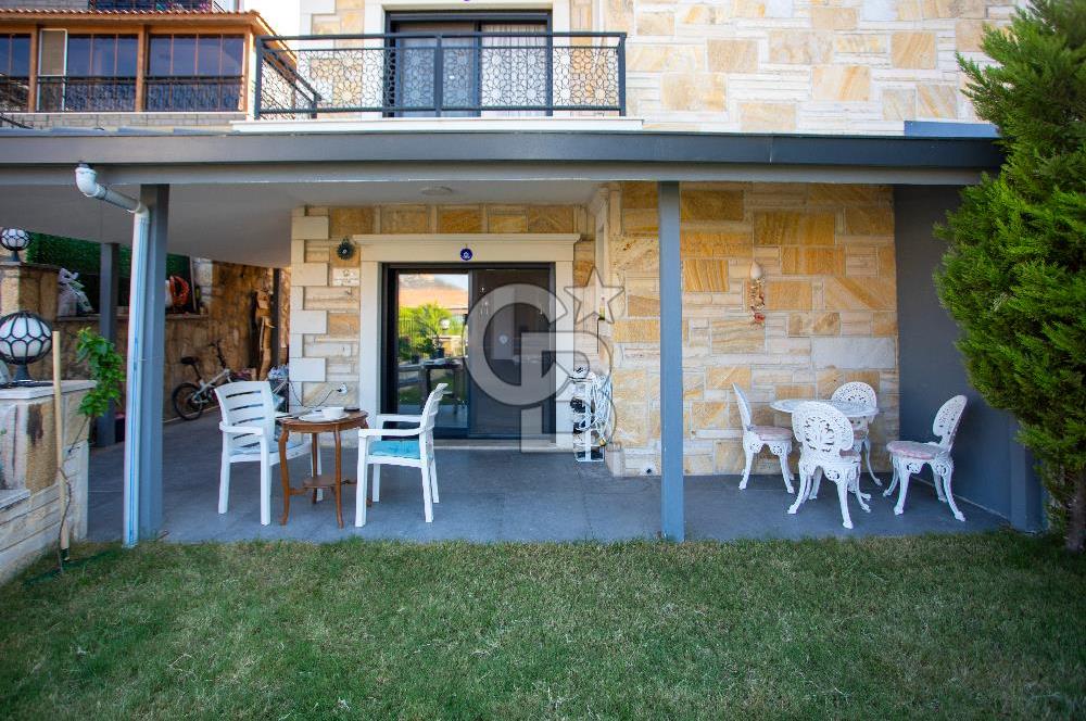 Yenifoça'da Deniz Manzaralı Satılık 3+2 Tripleks Villa
