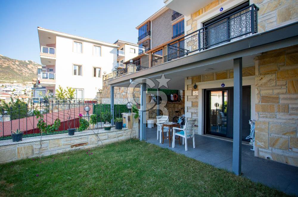 Yenifoça'da Deniz Manzaralı Satılık 3+2 Tripleks Villa