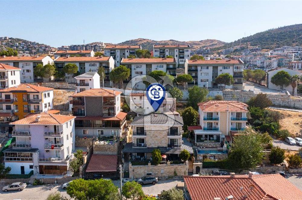 Yenifoça'da Deniz Manzaralı Satılık 3+2 Tripleks Villa