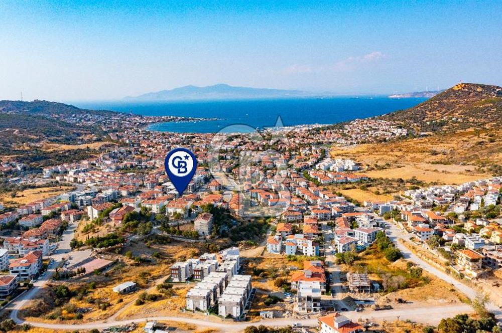 Yenifoça'da Deniz Manzaralı Satılık 3+2 Tripleks Villa