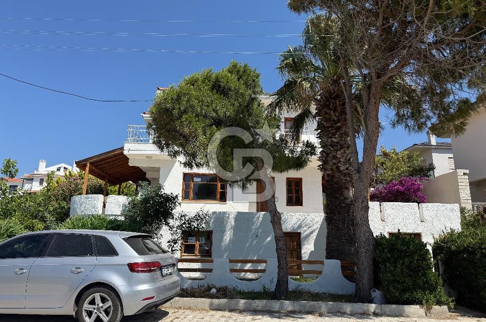 Çeşme Yalı Mahallesinde Denize Sıfır Kiralık Müstakil Villa