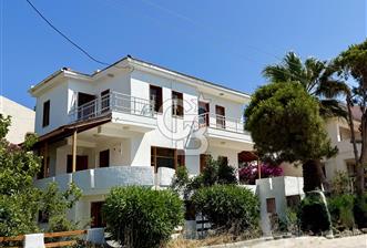 Çeşme Yalı Mahallesinde Denize Sıfır Kiralık Müstakil Villa
