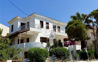 Çeşme Yalı Mahallesinde Denize Sıfır Kiralık Müstakil Villa
