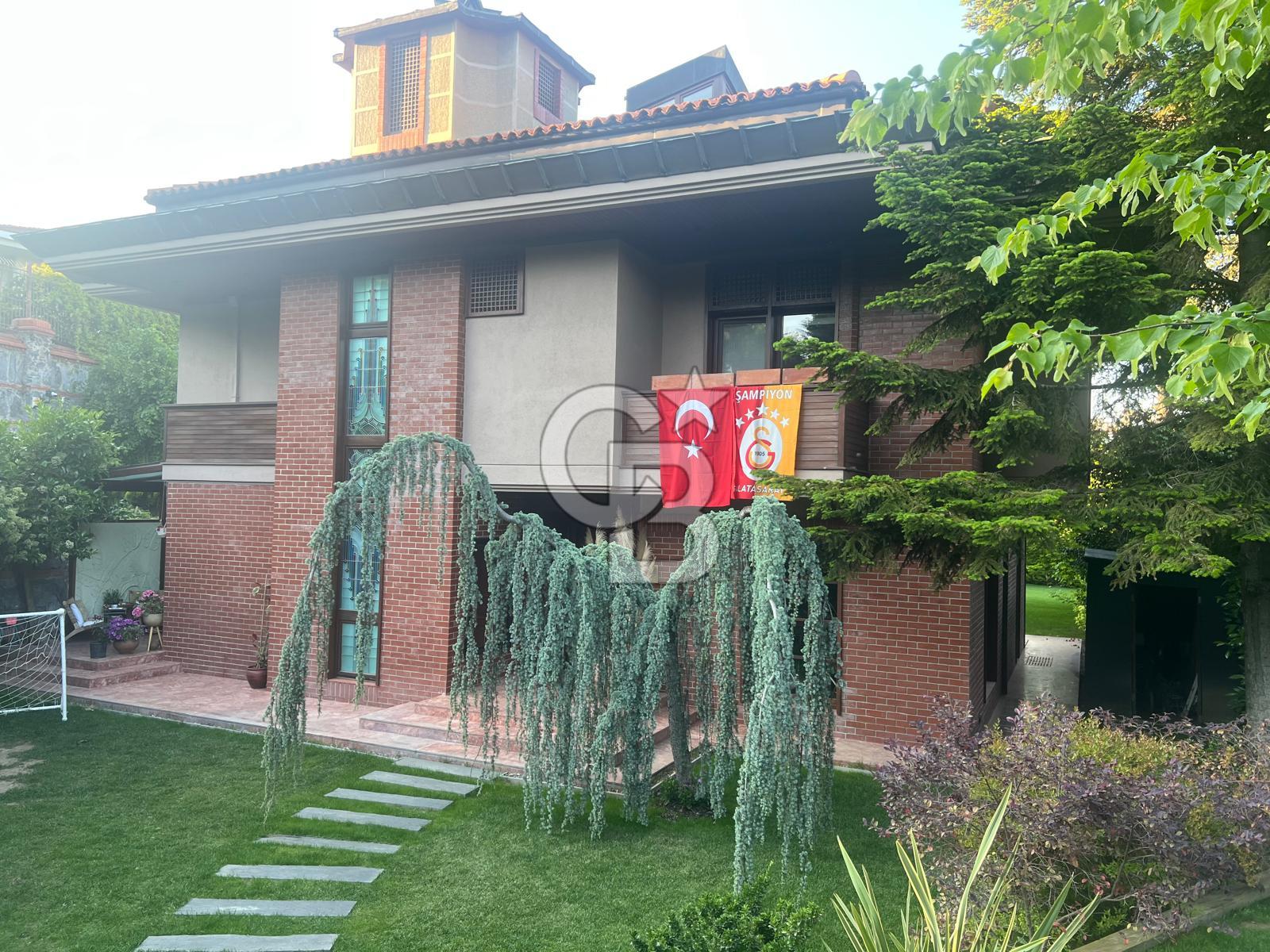 İSTANBUL ÜSKÜDAR NAKKAŞTEPE'DE SİTE İÇİNDE GÜZEL KONUMLU BÜYÜK BAHÇELİ DUBLEKS MALİKANE