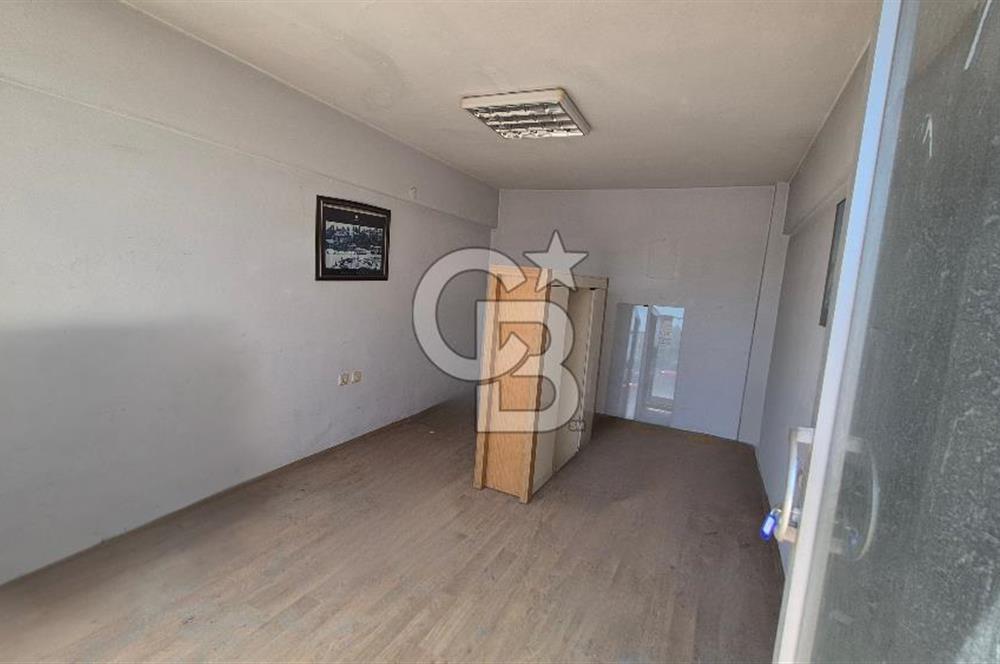 İZMİT MERKEZ CADDE ÜZERİ İŞMERKEZİNDE ZEMİN KAT SATILIK DÜKKAN