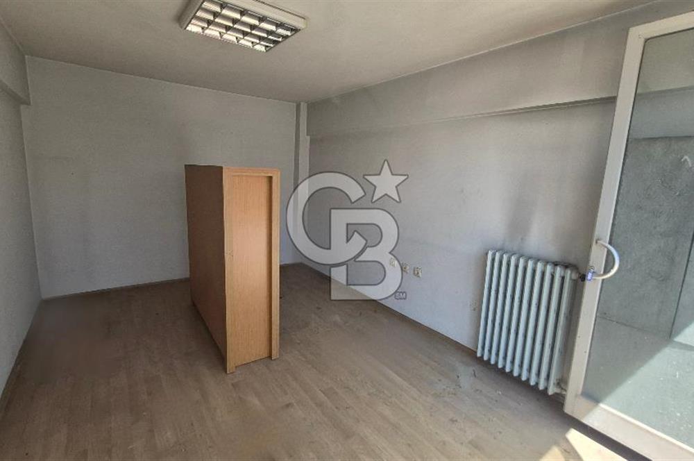 İZMİT MERKEZ CADDE ÜZERİ İŞMERKEZİNDE ZEMİN KAT SATILIK DÜKKAN