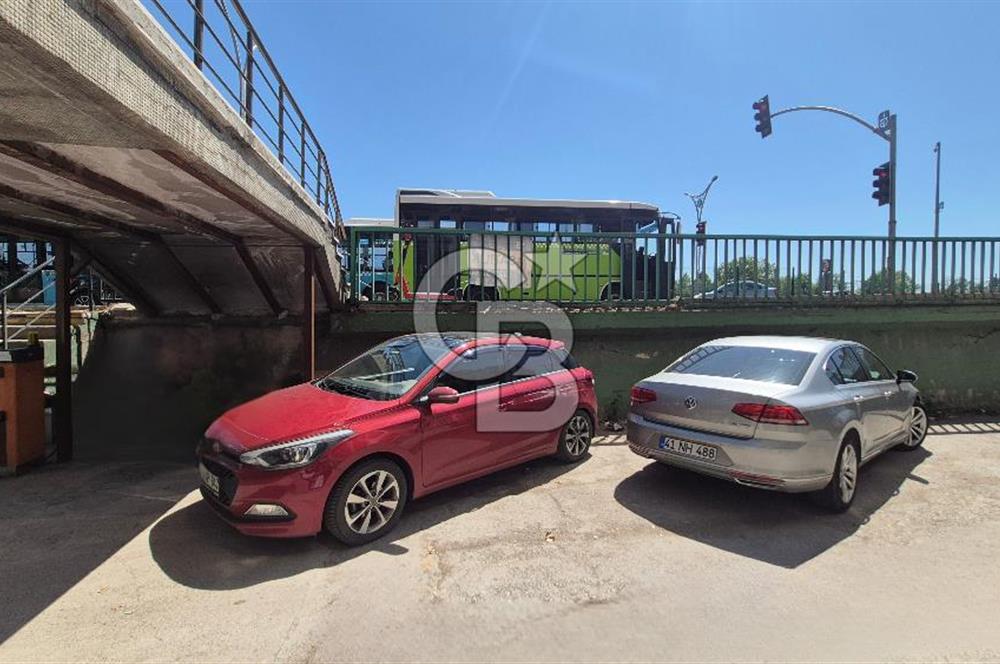 İZMİT MERKEZ CADDE ÜZERİ İŞMERKEZİNDE ZEMİN KAT SATILIK DÜKKAN