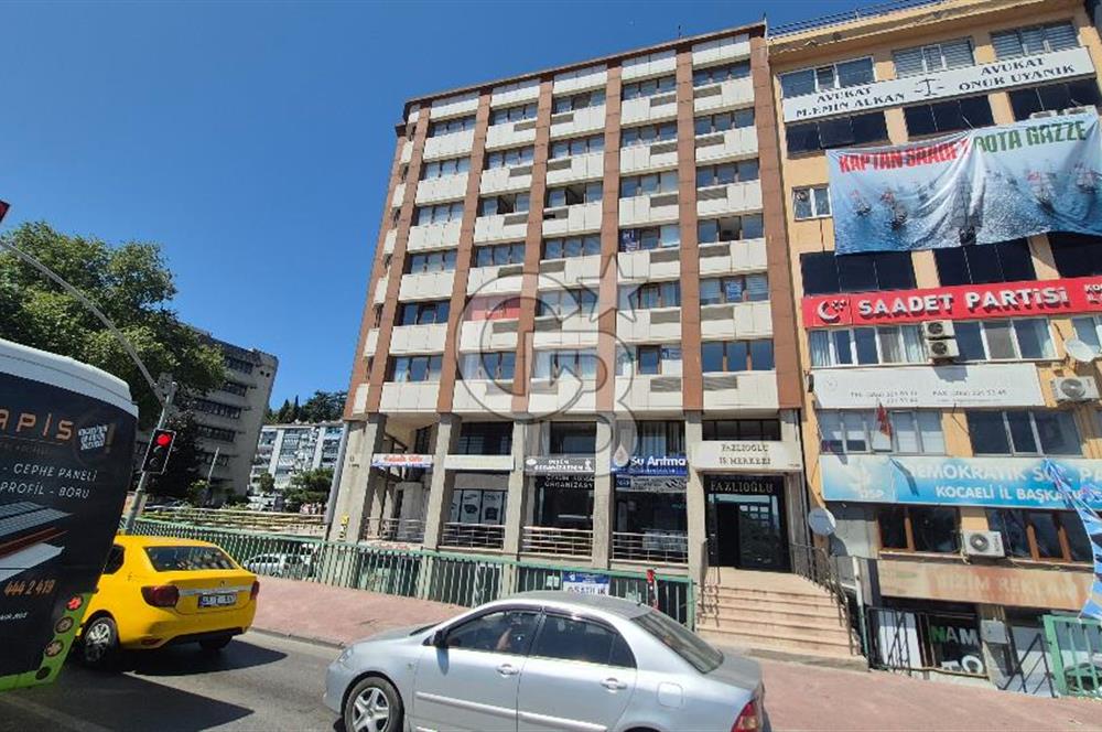 İZMİT MERKEZ CADDE ÜZERİ İŞMERKEZİNDE ZEMİN KAT SATILIK DÜKKAN