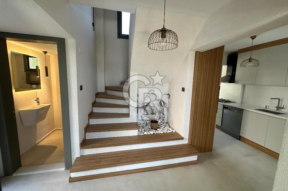 ÇEŞME ILICADA DENİZ MANZARALI FULL TADİLATLI SIFIR EŞYALI VİLLA