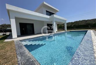 Çeşme Germiyanda Deniz Manzaralı Havuzlu 3+1 Müstakil Villa