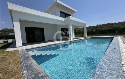 Çeşme Germiyanda Deniz Manzaralı Havuzlu 3+1 Müstakil Villa