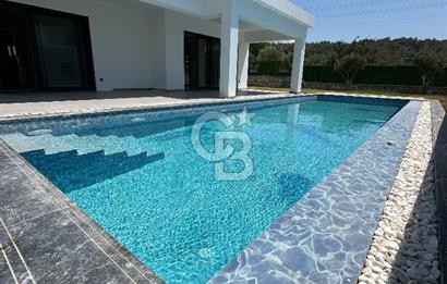 Çeşme Germiyanda Deniz Manzaralı Havuzlu 3+1 Müstakil Villa