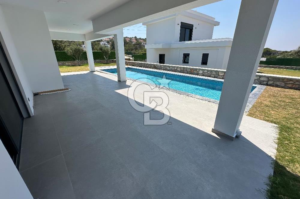 Çeşme Germiyanda Deniz Manzaralı Havuzlu 3+1 Müstakil Villa