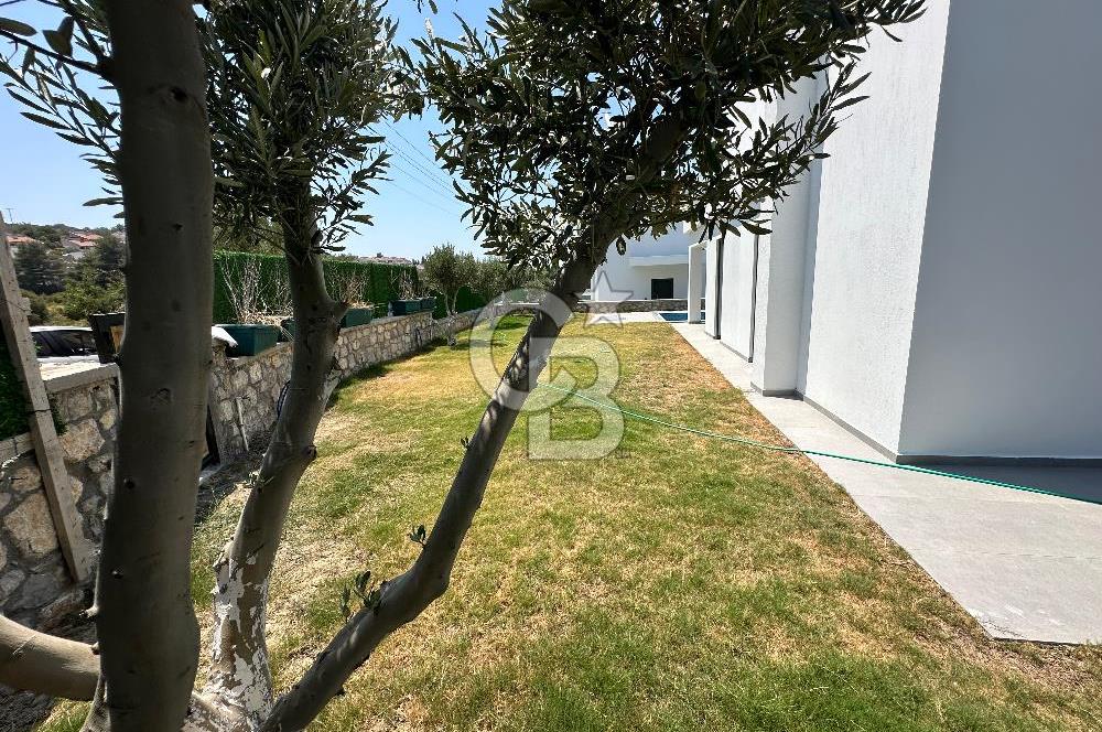Çeşme Germiyanda Deniz Manzaralı Havuzlu 3+1 Müstakil Villa