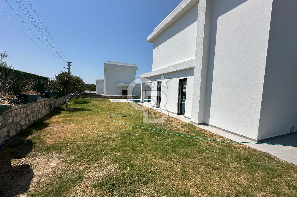 Çeşme Germiyanda Deniz Manzaralı Havuzlu 3+1 Müstakil Villa