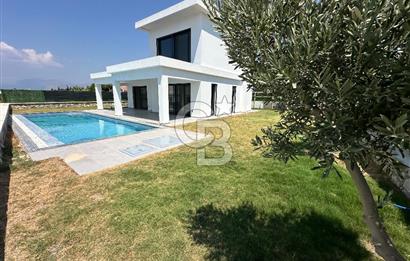 Çeşme Germiyanda Deniz Manzaralı Havuzlu 3+1 Müstakil Villa