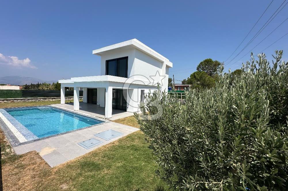 Çeşme Germiyanda Deniz Manzaralı Havuzlu 3+1 Müstakil Villa