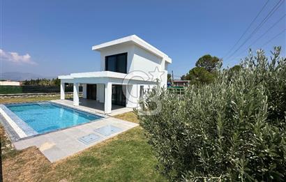 Çeşme Germiyanda Deniz Manzaralı Havuzlu 3+1 Müstakil Villa