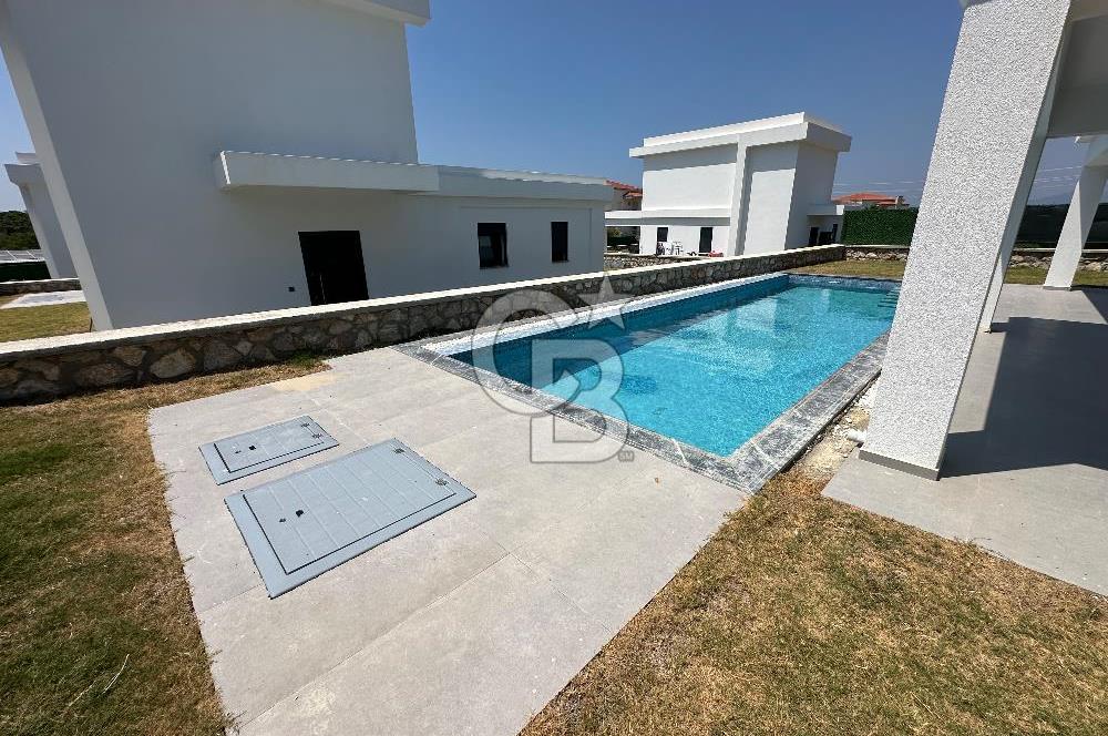 Çeşme Germiyanda Deniz Manzaralı Havuzlu 3+1 Müstakil Villa