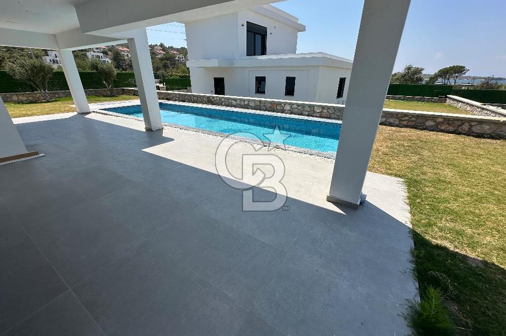 Çeşme Germiyanda Deniz Manzaralı Havuzlu 3+1 Müstakil Villa