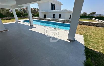Çeşme Germiyanda Deniz Manzaralı Havuzlu 3+1 Müstakil Villa