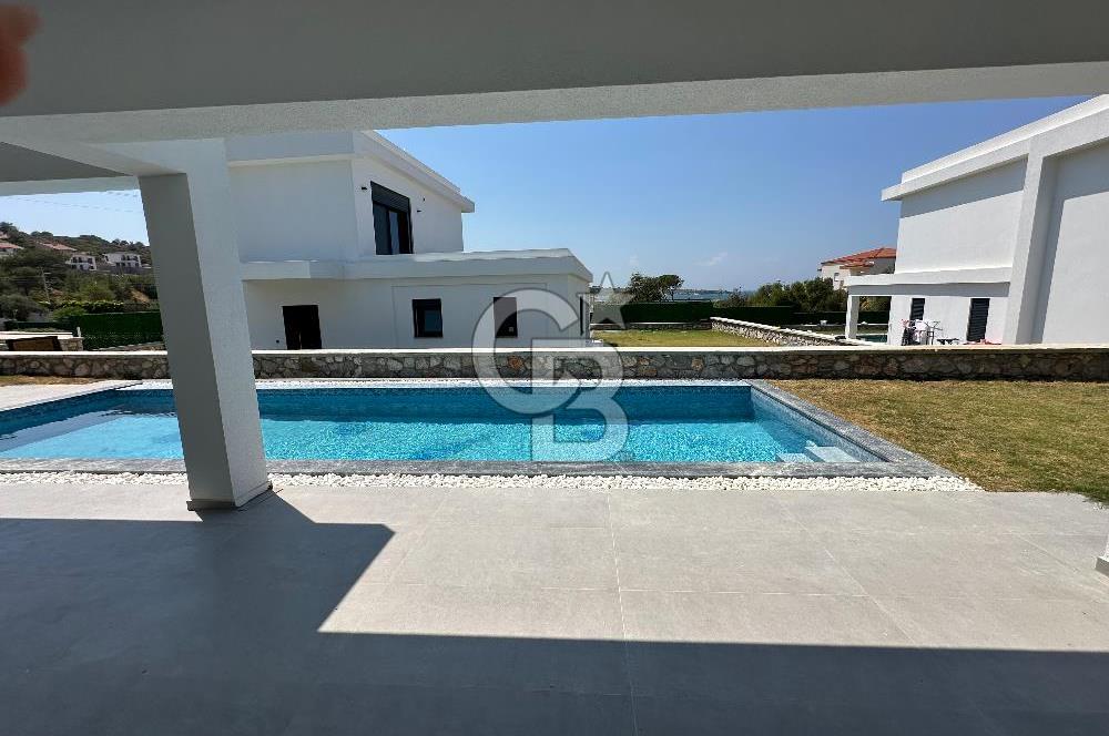 Çeşme Germiyanda Deniz Manzaralı Havuzlu 3+1 Müstakil Villa
