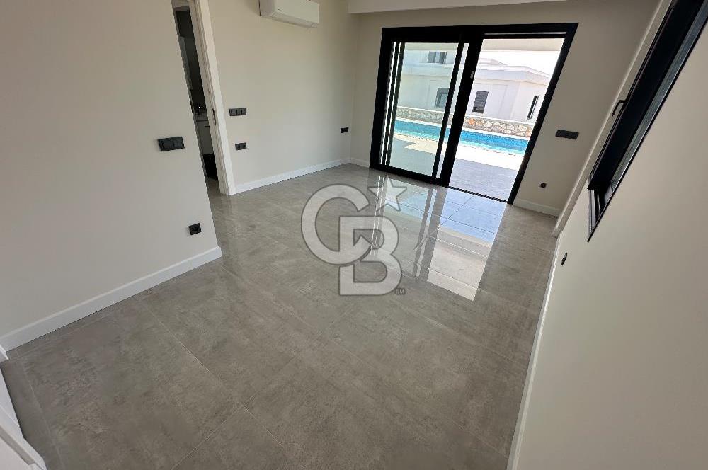 Çeşme Germiyanda Deniz Manzaralı Havuzlu 3+1 Müstakil Villa