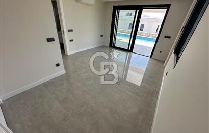 Çeşme Germiyanda Deniz Manzaralı Havuzlu 3+1 Müstakil Villa