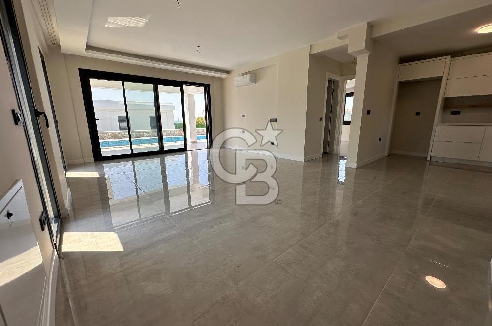 Çeşme Germiyanda Deniz Manzaralı Havuzlu 3+1 Müstakil Villa