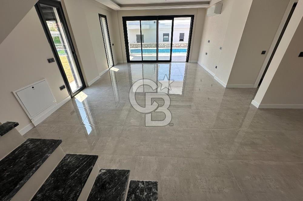 Çeşme Germiyanda Deniz Manzaralı Havuzlu 3+1 Müstakil Villa