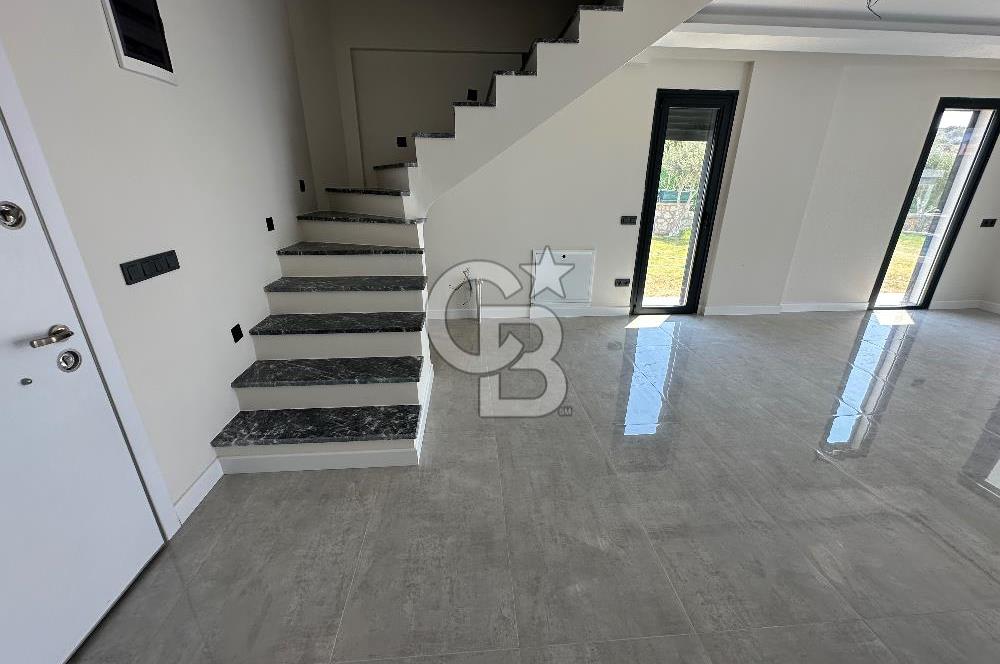 Çeşme Germiyanda Deniz Manzaralı Havuzlu 3+1 Müstakil Villa