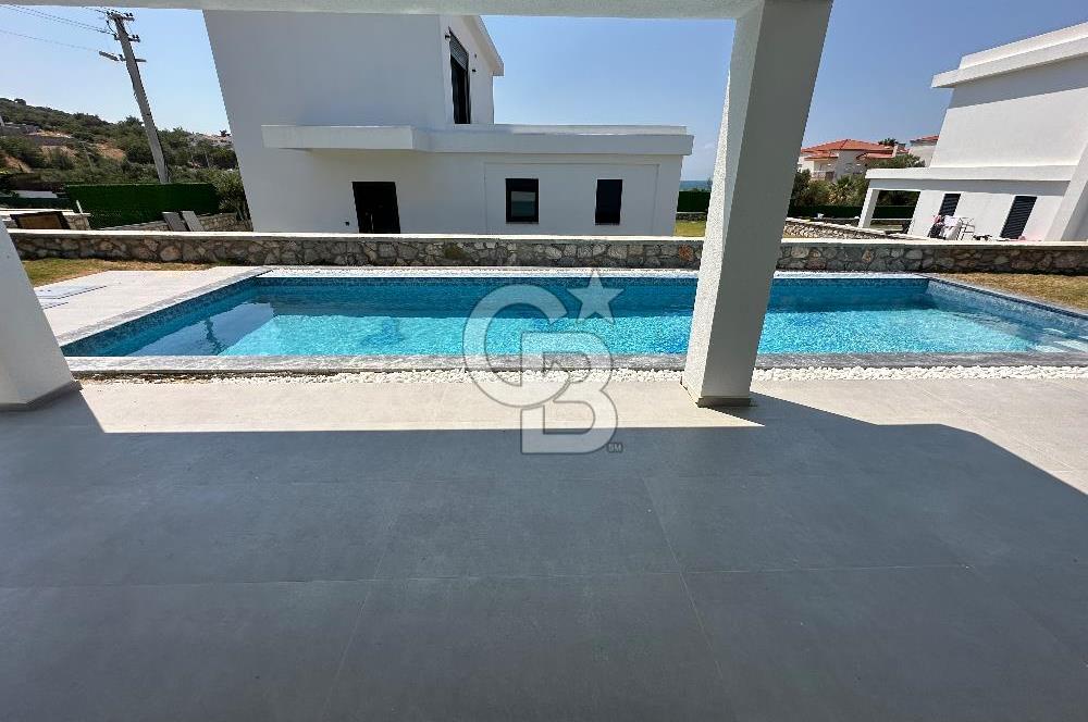 Çeşme Germiyanda Deniz Manzaralı Havuzlu 3+1 Müstakil Villa
