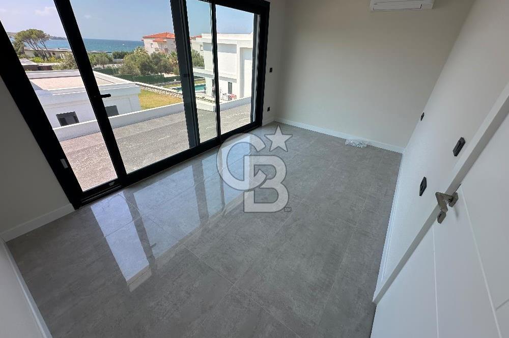 Çeşme Germiyanda Deniz Manzaralı Havuzlu 3+1 Müstakil Villa