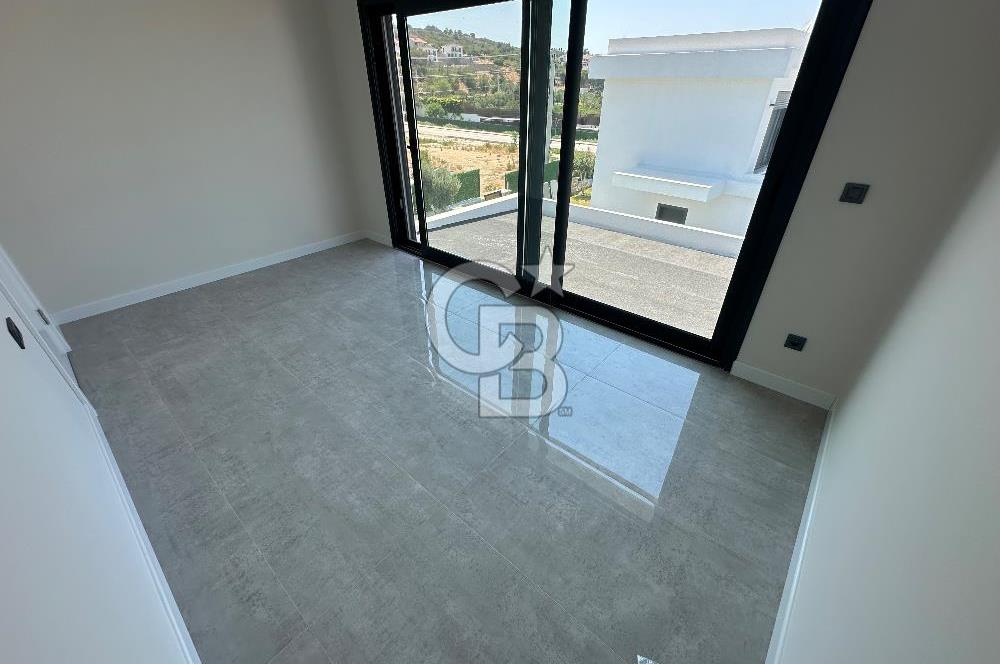 Çeşme Germiyanda Deniz Manzaralı Havuzlu 3+1 Müstakil Villa